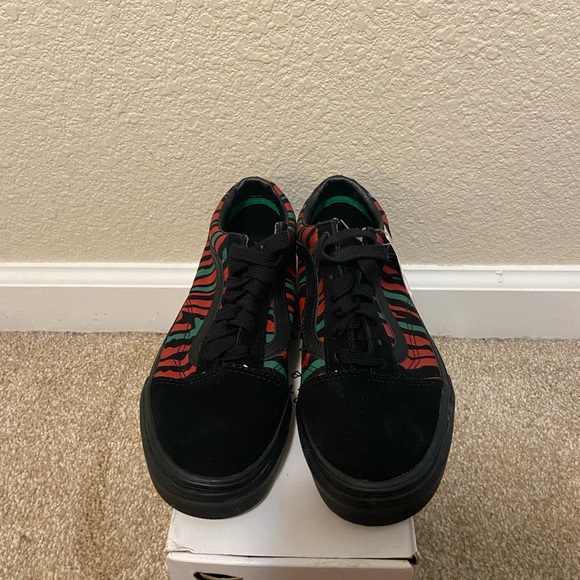 Size 6 old school vans: limited addition - Picture 2 of 3